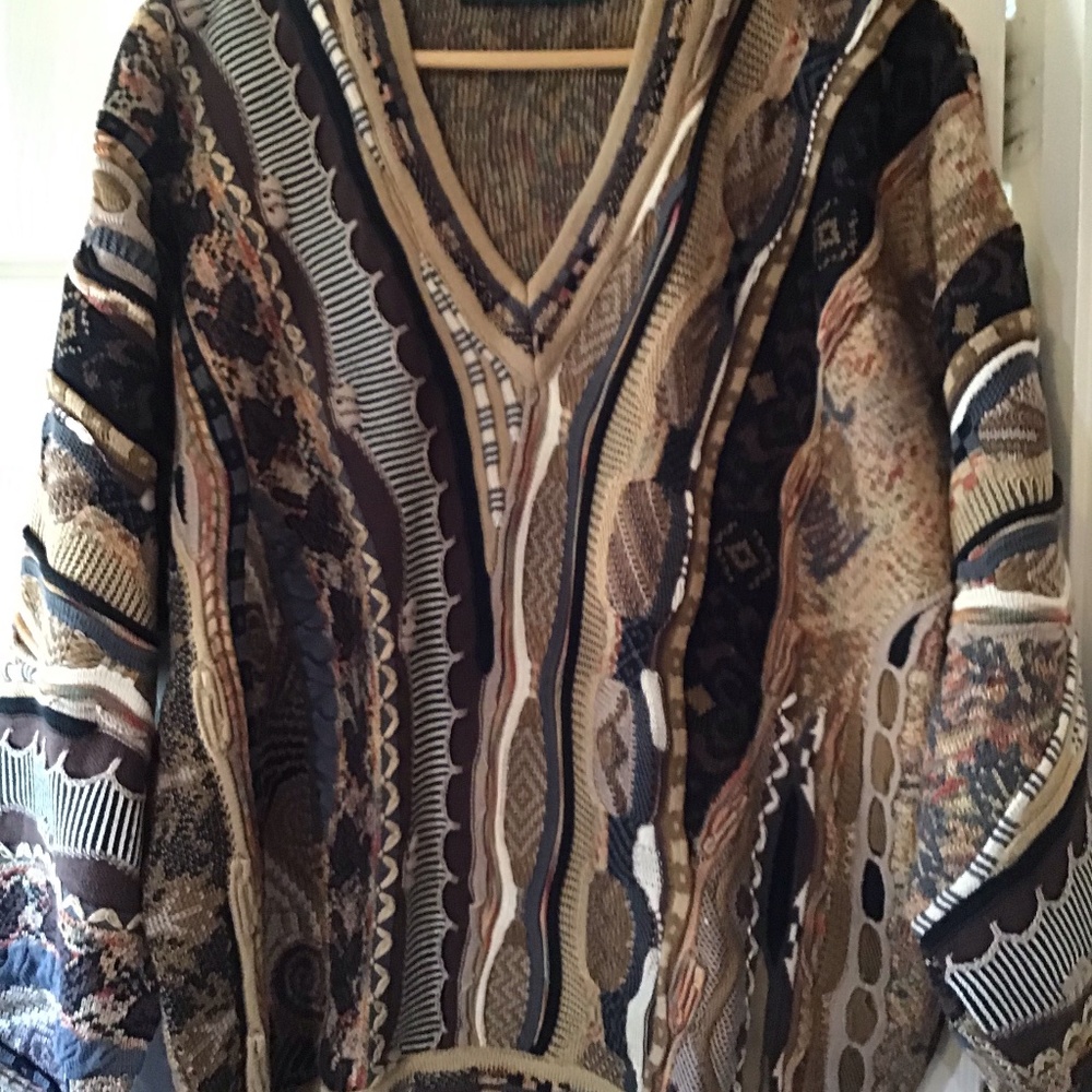 Tundra Canada size Large Sweater